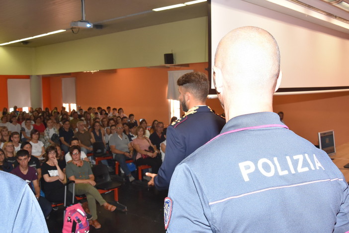 Nel primo giorno di scuola la Polizia di Stato incontra i ragazzi degli istituti di Imperia, Sanremo e Ventimiglia