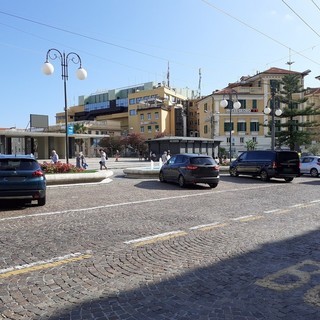 Sanremo: zona di carico e scarico occupata da auto, la segnalazione con foto di un lettore