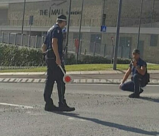 Sanremo: &quot;grandinata&quot; di ghiaia in Valle Armea all'altezza del The Mall. Interpellata Amaie Energia per pulire la strada