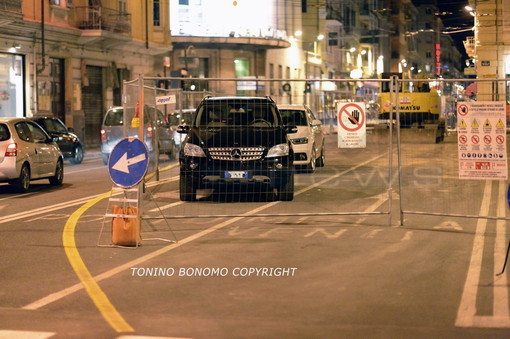 Sanremo: parcheggio 'creativo' in piazza Colombo nonostante le transenne. Ma come hanno fatto?