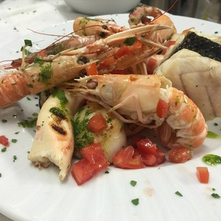 Con il ristorante Il Golfo di Diano Marina arrivano le degustazioni artistiche: pesce fresco e piatti locali abbinati all'arte, per un'estasi del gusto a 360°