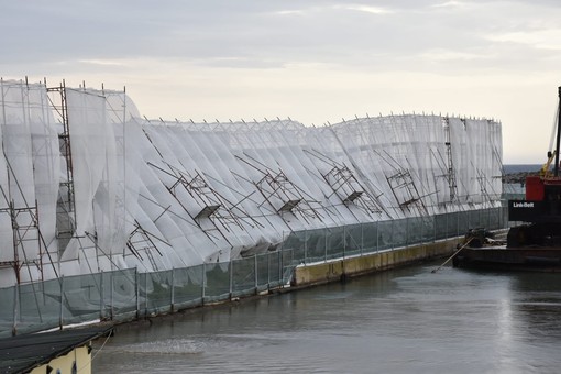 Sanremo, crolla il ponteggio dell'ecomostro a Portosole a causa del maltempo sulla riviera di Ponente (Foto)