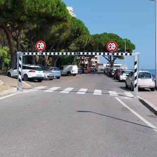 Ventimiglia, parcheggio riservato alle auto: in via Balzi Rossi spunta un portale limitatore di sagoma