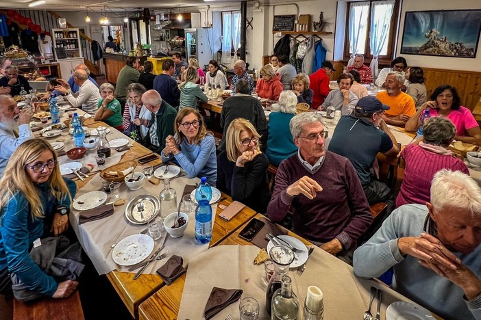 I soci del CAI di Bordighera riuniti al rifugio Allavena di Colla Melosa per l'annuale pranzo sociale (foto)