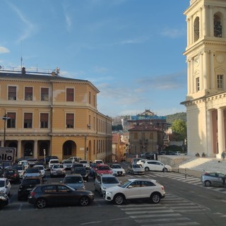 Piazza del Duomo di Imperia “ostaggio” dei lavori e basilica al buio