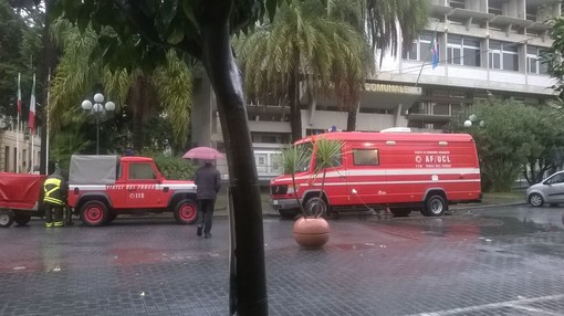 Diano Marina: in piazza del Comune, punto di comando avanzato dei vigili del fuoco