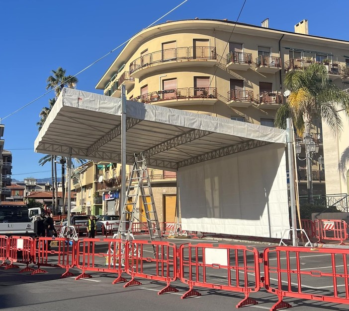 Capodanno in piazza a Bordighera, al via l'installazione del palco (Foto)