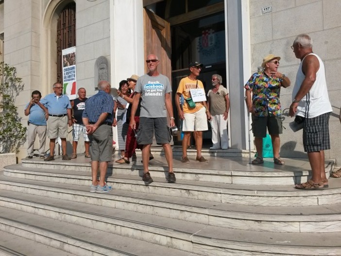 Imperia: protesta in comune contro la spiaggia per cani. Una quindicina i manifestanti