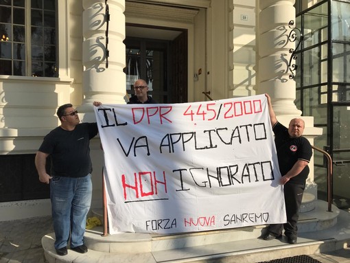 Sanremo: militanti di Forza Nuova davanti al Comune per chiedere l'applicazione del DPR 445/2000