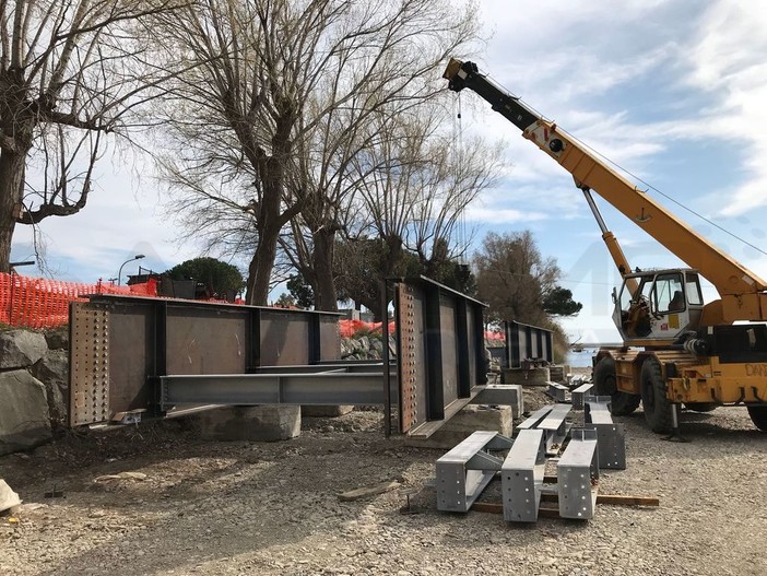 Camporosso: sarà varata domani la passerella ciclopedonale di collegamento con Ventimiglia, Gibelli “Siamo giunti finalmente alla fase più importante” (Foto)