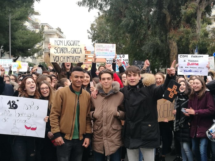 Aule troppo fredde al Liceo Aprosio di Ventimiglia: oltre 300 studenti per l'annunciata protesta (Foto e Video)