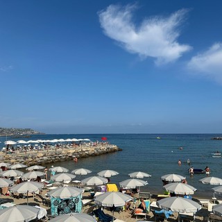 Balneari, ok dalla Fiba Liguria all'apertura ombrelloni posticipata alle 9.30: ma a Sanremo la protesta non convince (Foto)