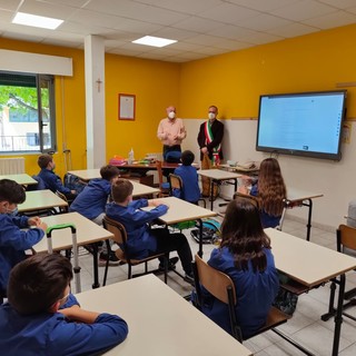 (nelle foto alcuni momenti della visita di Paolo Luppi e Valerio Verda nella scuola di Badalucco)