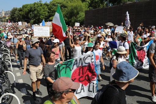 Nuovo sabato di protesta a Nizza: in migliaia contro il green pass, anche alcuni italiani