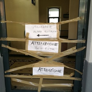 Bordighera: atto vandalico nella città delle palme, rotto il vetro di una porta della stazione (Foto)