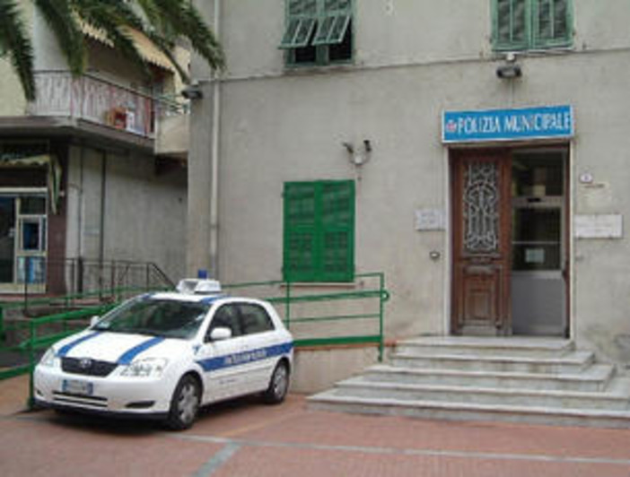 Ventimiglia: nel pomeriggio minorenne tunisino ruba un portafoglio, intervento della Polizia Municipale