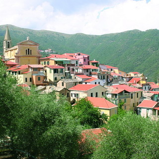 Valloria si prepara in vista di Natale, cerimonia in piazza e mostra itinerante