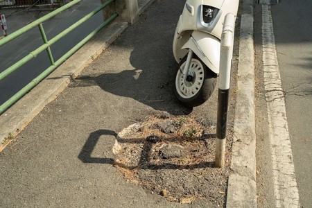 Sanremo: via Margotti si sente abbandonata, strada pericolosa sia per i  mezzi che per i pedoni (Foto) 