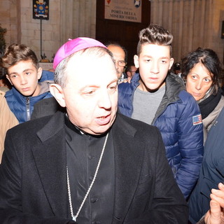 Sanremo: le famiglie di Coldirodi chiedono a gran voce al Vescovo di non mandare via Don Traetta, la protesta in piazza San Siro