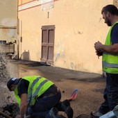 Taggia, perdita d'acqua in piazzetta Garibaldi: intervengono gli operai di Rivieracqua (Foto)