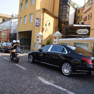 Sanremo: colonna di auto di lusso posteggiate in via Asquasciati, principi arabi impegnati nello shopping in centro