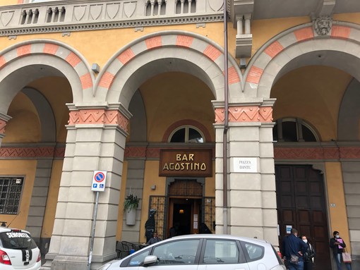 Chiude il Bar Agostino di piazza Dante a Oneglia, addio a un pezzo di storia imperiese