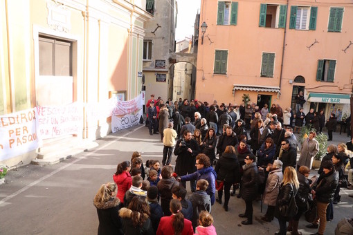 Sanremo: ultima messa di Don Traetta a Coldirodi. Fedeli e residenti in piazza, bloccati simbolicamente gli ingressi della chiesa