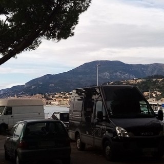 Ventimiglia, le aree demaniali passano al Comune. I cittadini dei Balzi Rossi: &quot;Furgoni in sosta permanente, intervenga la polizia&quot; (Foto)