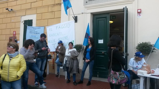 Imperia: manifestazione dei lavoratori della coop Il Faggio: &quot;Qui per chiedere i nostri diritti&quot;