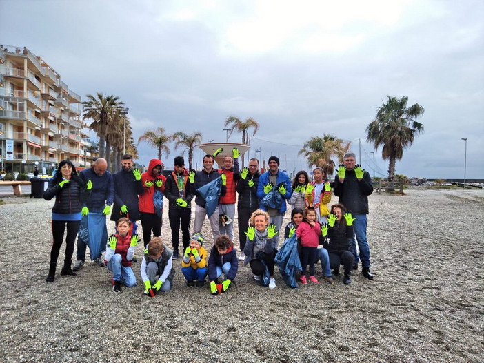 m'IMporta, in 25 a San Bartolomeo al Mare: mozziconi di sigaretta e frammenti di plastica i rifiuti più gettonati