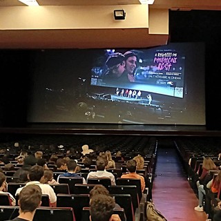 Gli studenti del 'Colombo' di Sanremo all'anteprima nazionale del film “Il ragazzo dai pantaloni rosa&quot;