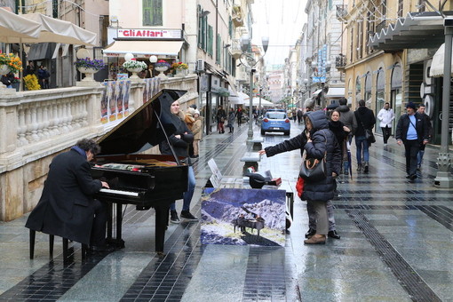 Sanremo: il pianista fuori posto Paolo Zanella passa dai 15 metri d'altezza ad un'esibizione in via Matteotti