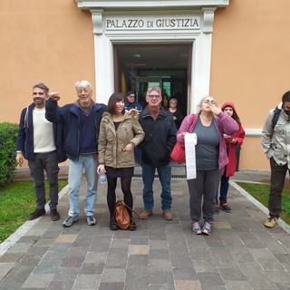 Imperia: lancio di uova e carta igienica contro Matteo Salvini, sei assoluzioni e una condanna in tribunale, i manifestanti all'uscita &quot;Ciao Matteo, bacioni&quot; (foto e video)