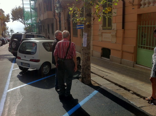 Sanremo: 'Posti auto small per auto smart', la simpatica protesta in via Ruffini dopo i lavori di asfaltatura