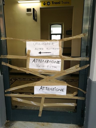 Bordighera: atto vandalico nella città delle palme, rotto il vetro di una porta della stazione (Foto)