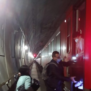 Imperia: guasto al locomotore dell'intercity, passeggeri fatti scendere in galleria (foto)