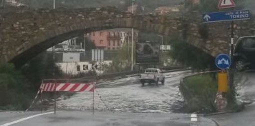 Imperia: chiusa per allagamento la strada a Castelvecchio ma qualcuno passa lo stesso