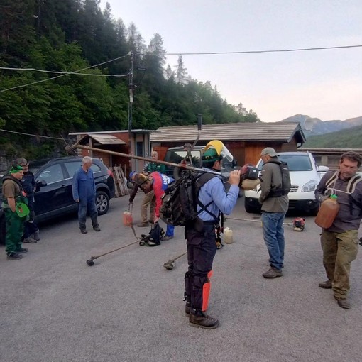 Triora: in tanti per la pulizia dei sentieri e degli orti di Verdeggia, “Siamo pronti per l’estate” (foto)