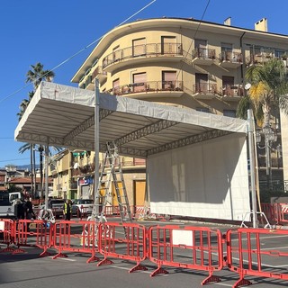 Capodanno in piazza a Bordighera, al via l'installazione del palco (Foto)