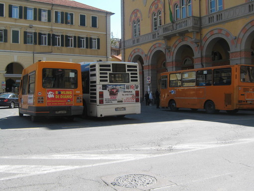 Imperia: controllore aggredito e picchiato da 5 giovani senza biglietto su un bus in piazza Dante