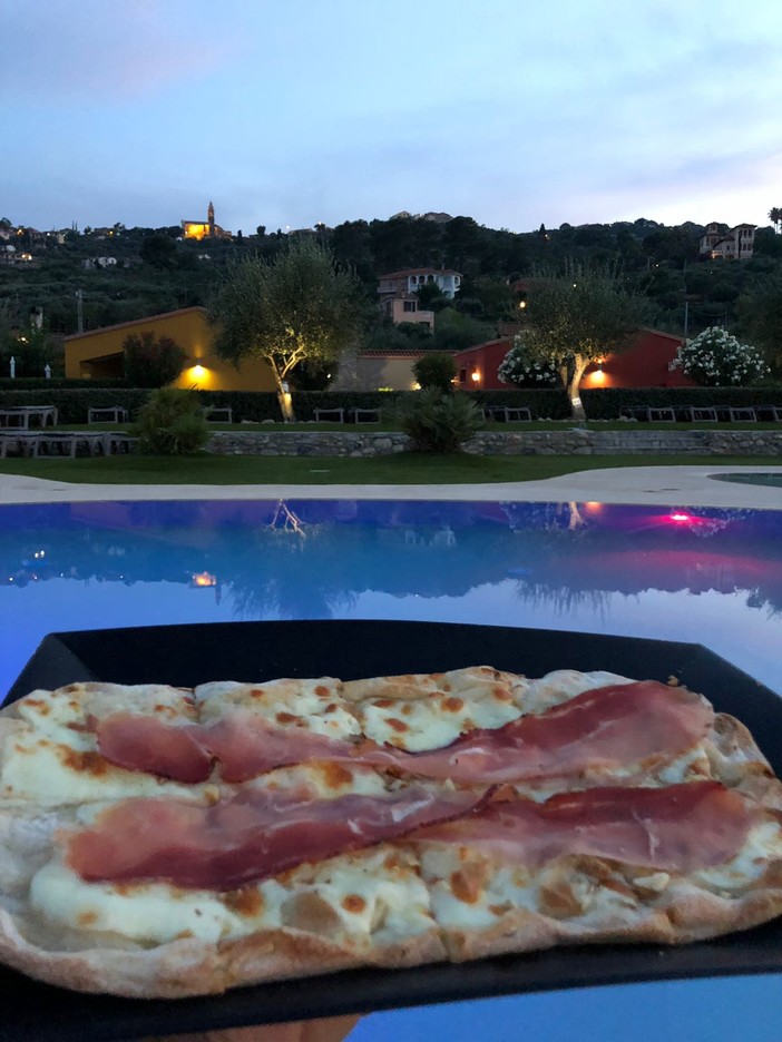 Martedì con pizza gourmet a bordo piscina: anche ad agosto al ReBi Village tornano le serate con le specialità dello chef Albavera