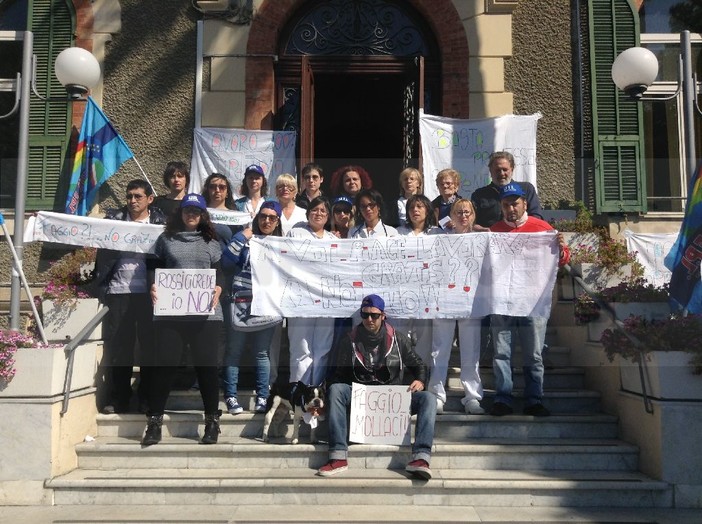 Sanremo: protesta dei dipendenti della Coop Il Faggio &quot;Chiediamo il pagamento degli stipendi. Siamo arrabbiati, non ne possiamo più&quot;