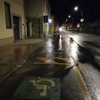 Imperia: grossa perdita d'acqua in via Garessio, interverrà l'escavatore per determinare l'entità del danno