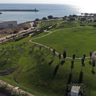 Il Parco dell’Energia non decolla ancora, ma il giardino centrale di Imperia diventa luogo di yoga e meditazione