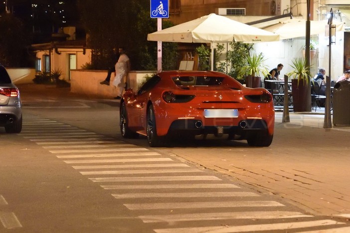 Sanremo: parcheggio 'creativo' ieri sera in mezzo alla pista ciclopedonale. Le foto di Bonomo