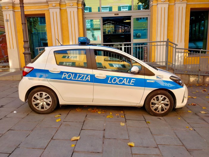 Attivista distribuisce &quot;santini&quot; in centro a Imperia, identificato dai vigili