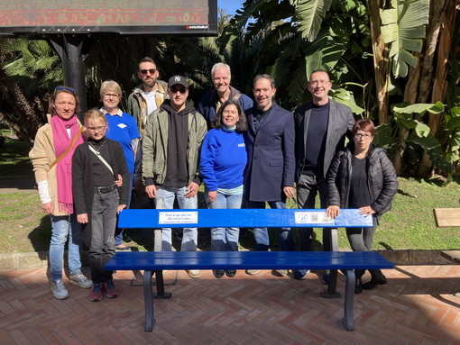 Bordighera: una panchina blu davanti al Palazzo del Parco per sensibilizzare su prevenzione e cura del diabete (foto)