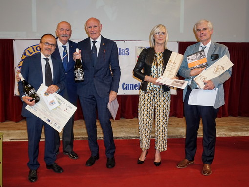 Da sinistra: Massimo Schilirò premiato per la prefazione alla riedizione de LA LUNA E I FALO di Cesare Pavese, Oscar Bielli Primo Vice Governatore e ideatore del premio, Claudio Sabattini Governatore Distretto Lions 108 Ia3, Silvana Ormea Assessore alla Cultura del comune di Sanremo, Mario Barenghi Presidente della Giuria