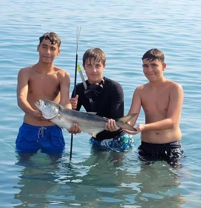 Pescato a Bordighera un pesce tropicale da 5kg: protagonisti tre giovani