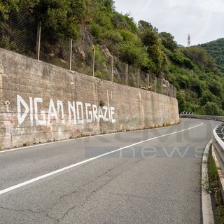 &quot;Diga? No grazie&quot; la protesta arriva a Taggia: scritta gigante appare in zona San Giorgio